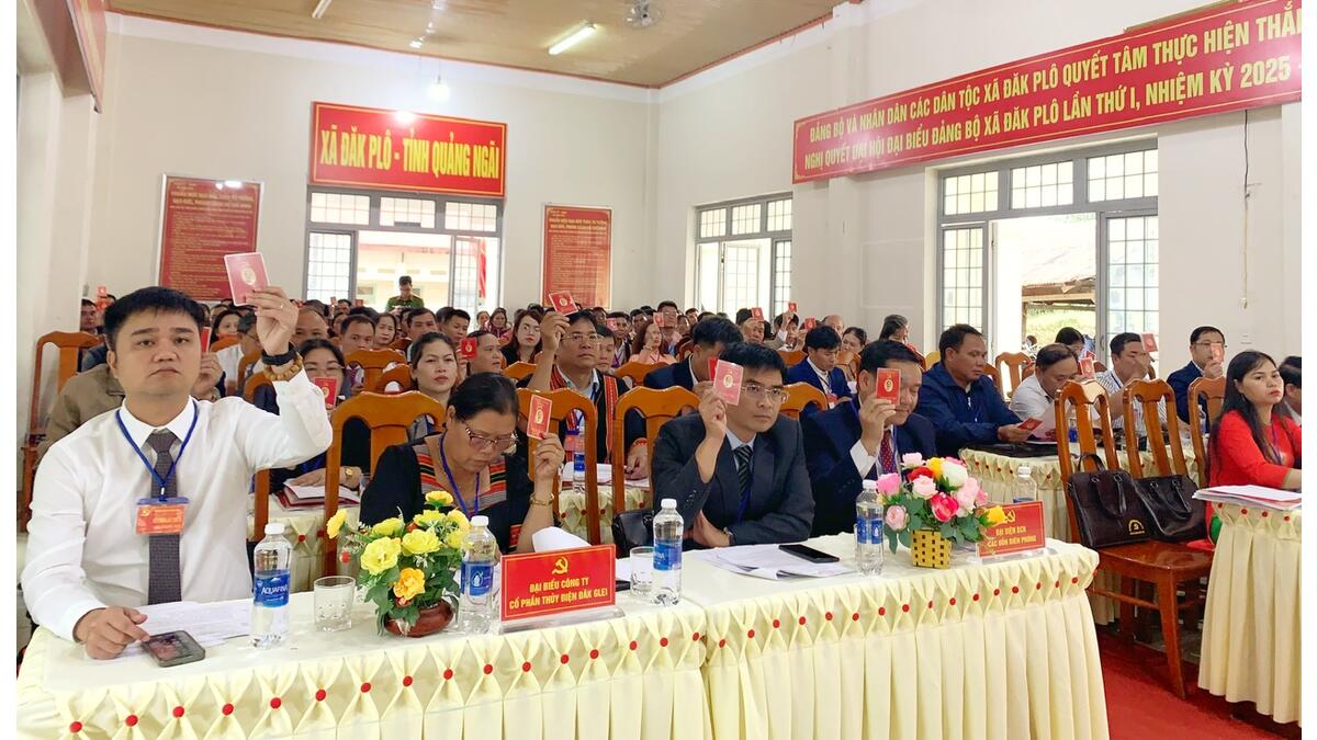 Đại biểu biểu quyết tại Đại hội Đảng bộ xã