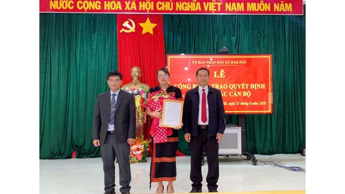 Trao quyết định cho đ/c Kring Quỳnh Trang - Trưởng phòng VH-XH