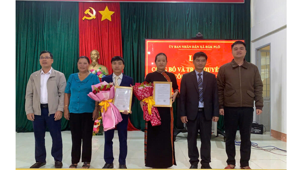 Trao QĐ công tác cán bộ đ/c Hoàng Văn Bản - Trưởng phòng Kinh tế; đ/c Trần Thị Bích Phương - Phó Trưởng phòng Kinh tế