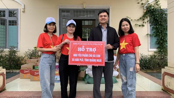 Trường Tiểu học Hoàng Văn Thụ, Phường Kon Tum ủng hộ nhu yếu phẩm cho bà con xã Đăk Plô