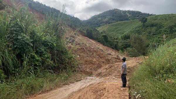 Đồng chí Chủ tịch UBND xã kiểm tra tình hình sau cơn bão số 12 (Fengshen) và công tác phòng, chống cơn bão số 13 (Kalmaegi) tại các thôn tại các thôn trên địa bàn xã