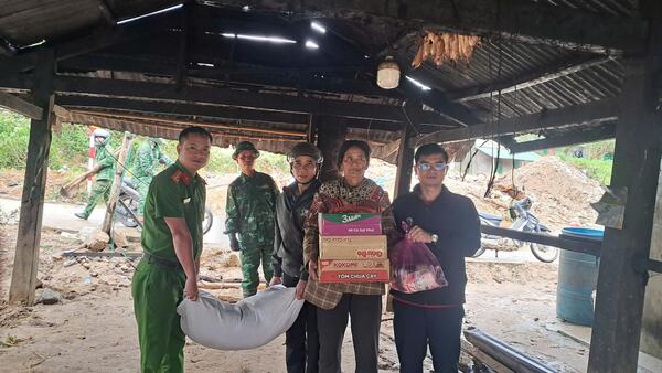 Lãnh đạo xã Đăk Plô trao nhu yếu phẩm hỗ trợ và huy động lực lượng dân quân, Công an xã, Đồn Biên phòng Đăk Plô giúp hộ gia đình khắc phục hậu quả sau cơn bão số 13 -Kalmaegi