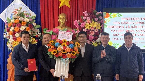 Chủ tịch UBND xã Đăk Plô thăm, chúc mừng một số Trường học nhân dịp kỷ niệm 43 năm Ngày Nhà giáo Việt Nam 20-11