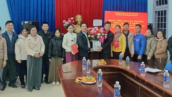 Thường trực Đảng ủy xã Đăk Plô thăm, chúc mừng các Trường học nhân Kỷ niệm 43 năm ngày Nhà giáo Việt Nam