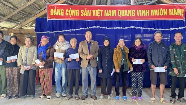 Đoàn công tác xã Đăk Plô thăm, tặng quà các đối tượng chính sách nhân kỷ niệm 79 năm Ngày Thương binh - Liệt sĩ trên địa bàn các thôn Đông Lốc, Đông Nay, Măng Khên xã Đăk Plô