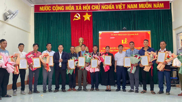 Lễ trao quyết định công nhận kết quả bầu cử trưởng thôn nhiệm kỳ 2025-2030
